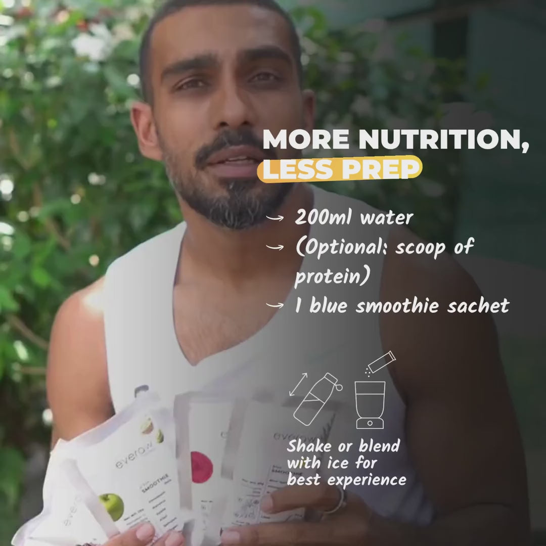 Everaw Blue Smoothie Mix in action: sachet poured into water, shaken, served in 30 seconds. Real fruit and superfood powder with blue spirulina, pineapple, kiwi.