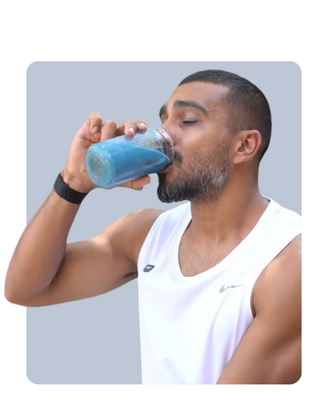 Athlete drinking a blue Everaw smoothie after training, a real fruit smoothie for recovery and lasting energy